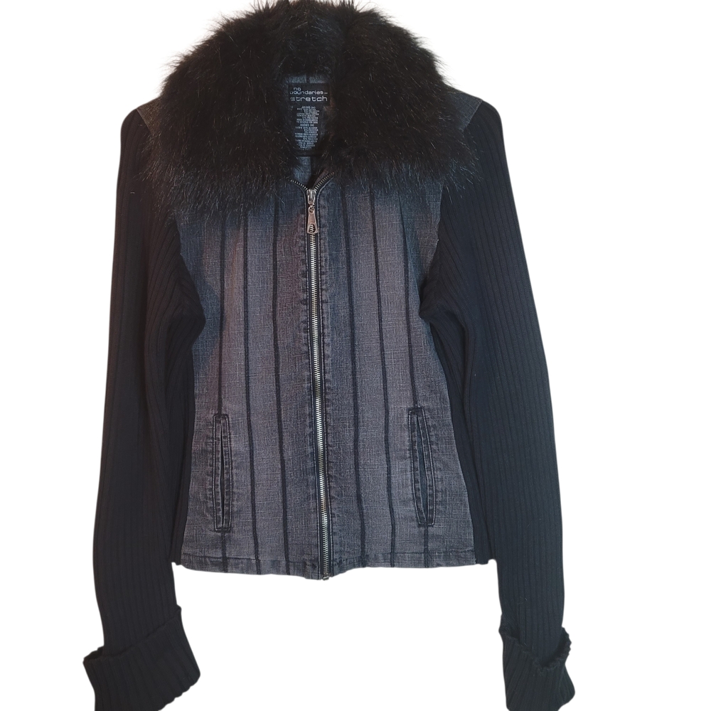 Black Denim Jacket with Faux Fur Collar SIZE (M) JUNIORS